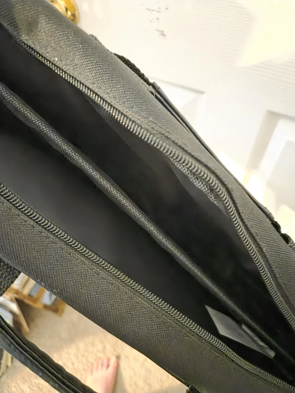 HP Black Men's Laptop Messenger Bag - Adjustable Shoulder Strap